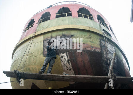 Travailleurs de quai ,06 february2019 dhaka Bangladesh, travailleurs de quai dans un chantier naval de Dhaka, au Bangladesh. La construction navale au Bangladesh est devenue une industrie majeure Banque D'Images