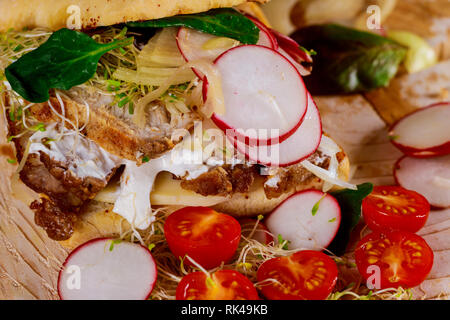 Pile de délicieux croque-monsieur avec différents y compris un rôti de beefand ingrédients salade de tomates, radis, oignons, fromage, sauce libre Banque D'Images