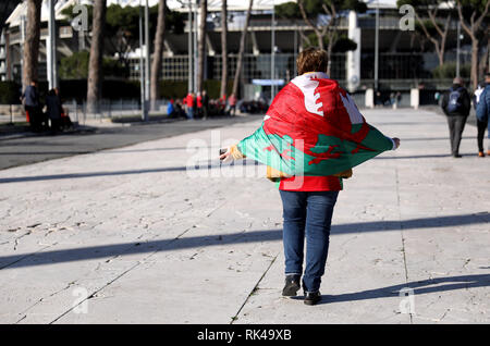 Un ventilateur de Galles arrive au stade pendant le match des Six Nations Guinness au Stadio Olimpico, Rome. Banque D'Images