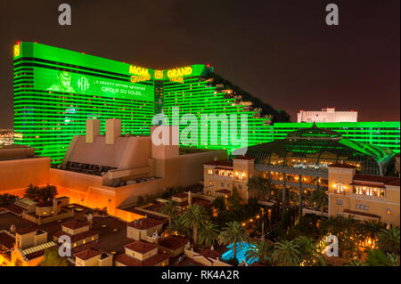 High angle view sur le MGM Grand Hotel and Casino le long du Boulevard Strip à Las Vegas, Nevada, USA la nuit Banque D'Images