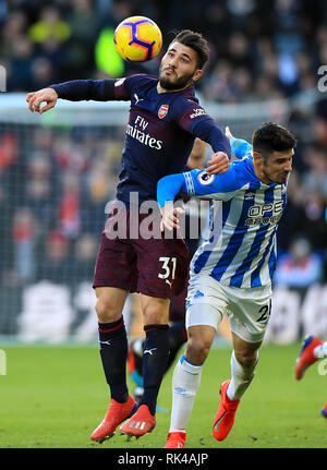 L'arsenal Sead Kolasinac (à gauche) et le gardien d'Arsenal Emiliano Martinez bataille pour la balle durant le premier match de championnat à la John Smith's Stadium, Huddersfield. Banque D'Images