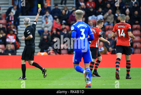 Match arbitre Martin Atkinson montre une carte jaune à James Ward-Prowse au cours de la Premier League match à St Mary's Stadium, Southampton. Banque D'Images