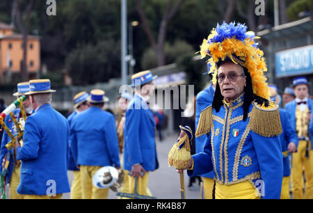 Une fanfare italienne à l'extérieur du terrain avant le match des Six Nations Guinness au Stadio Olimpico, Rome. Banque D'Images