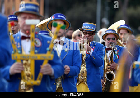 Une fanfare italienne à l'extérieur du terrain avant le match des Six Nations Guinness au Stadio Olimpico, Rome. Banque D'Images