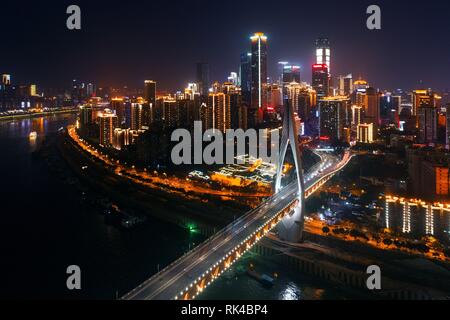 Vue aérienne du pont et de l'architecture urbaine de la ville de nuit à Chongqing, Chine. Banque D'Images