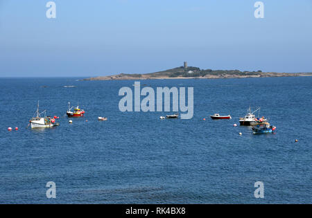 Les petits bateaux amarrés dans l'EREE Bay et l'île de Lihou plafonné allemand la tour Martello du Fort Saumarez Guernsey, Channel Islands.UK. Banque D'Images