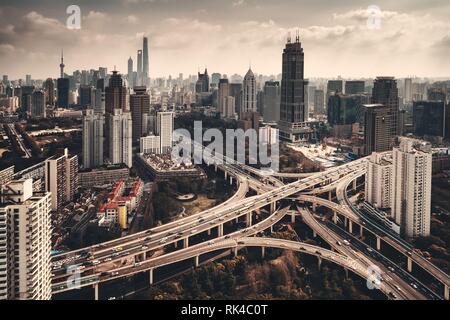 Shanghai Yanan Road avec pont trafic lourd en Chine. Banque D'Images