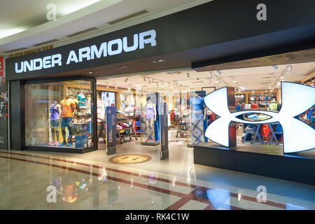 KUALA LUMPUR, MALAISIE - 09 mai, 2016 : Under Armour magasin à Suria KLCC. Suria KLCC est un centre commercial est situé dans le centre de Kuala Lumpur dist Banque D'Images