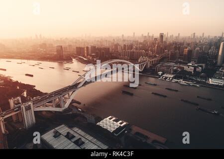 Shanghai pont Lupu vue aérienne sur la rivière Huangpu au coucher du soleil en Chine Banque D'Images