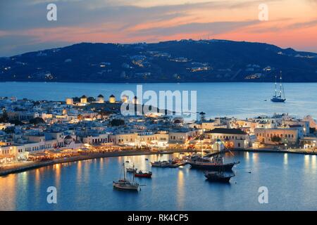 Mykonos Bay Vue de dessus au coucher du soleil. La Grèce. Banque D'Images