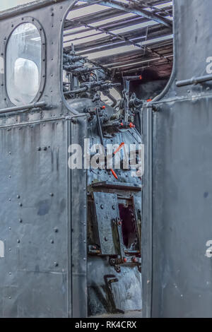 Vue détaillée d'un vieux train de commande de cabine, ciel nuageux comme arrière-plan, au Portugal Banque D'Images