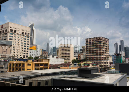 KUALA LUMPUR. 2017, 16 février, les touristes marcher sur le marché de la rue Petaling, Kuala Lumpur, Malaisie Banque D'Images