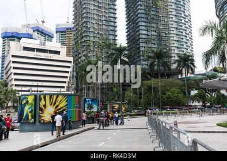 KUALA LUMPUR. 2017, 16 février, les touristes marcher sur le marché de la rue Petaling, Kuala Lumpur, Malaisie Banque D'Images