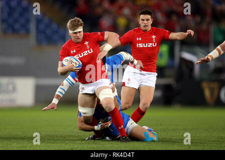 Pays de Galles' Aaron Wainwright est abordé au cours du match des Six Nations Guinness au Stadio Olimpico, Rome. Banque D'Images