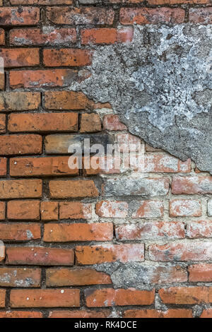 Vue détaillée d'un mur en maçonnerie de brique orange plus âgés avec ciment plâtre de tomber du mur, Portugal Banque D'Images