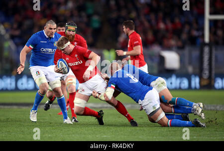 Pays de Galles' Aaron Wainwright est abordé au cours du match des Six Nations Guinness au Stadio Olimpico, Rome. Banque D'Images