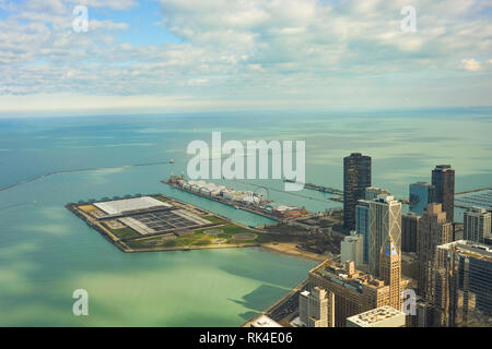 CHICAGO, IL - Mars 28, 2016 : avis de Navy Pier de John Hancock Center. Le Navy Pier est un 3 300 mètres de long pier sur le rivage du lac Michiga Chicago Banque D'Images