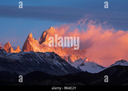 Mont Fitzroy et Cerro Poincenot au lever du Mirador Condores en Parque Nacional Los Glaciares, près d'El Chaltén, Patagonie, Argentine. Banque D'Images