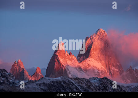 Mont Fitzroy et Cerro Poincenot au lever du Mirador Condores en Parque Nacional Los Glaciares, près d'El Chaltén, Patagonie, Argentine. Banque D'Images