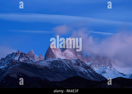 Mont Fitzroy et Cerro Poincenot à l'aube du Mirador Condores en Parque Nacional Los Glaciares, près d'El Chaltén, Patagonie, Argentine. Banque D'Images