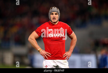 Pays de Galles' Jonathan Davies attend la décision des arbitres sur un essai pendant le match des Six Nations Guinness au Stadio Olimpico, Rome. Banque D'Images