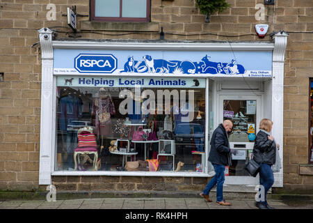 Magasin de charité animalière RSPCA dans le village de Ramsbottom, Lancashire, Angleterre, Royaume-Uni Banque D'Images