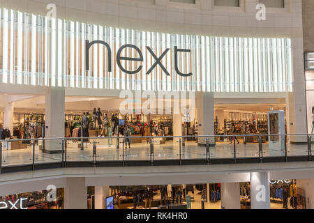 La sortie d'une boutique de vêtements dans le centre commercial Arndale à Manchester, Angleterre Banque D'Images