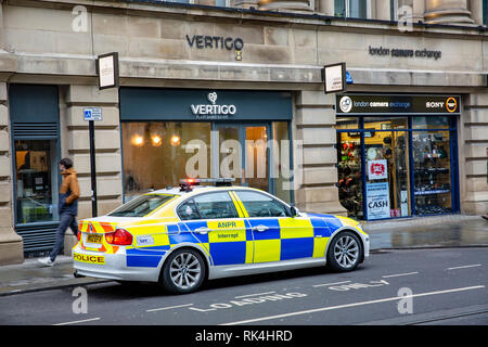 Véhicule d'interception de la police voiture garée dans le centre-ville de Manchester, Angleterre Banque D'Images