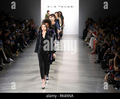 New York, NY - Février 07, 2019 : Modèles à pied la piste à l'Elie Tahari Automne Hiver 2019 défilé lors de la Fashion Week de New York Banque D'Images