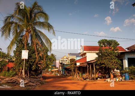 Le Cambodge, la province de Koh Kong, Chi Phat village, rue principale Banque D'Images