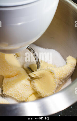 Mélanger le beurre et le sucre dans la machine de mélange, de boulangerie, Close up Banque D'Images