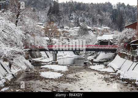 Pont Nakabashi avec de la neige de l'automne et en hiver la rivière Miyakawa . Monument de Hida Takayama - Gifu - Japon , . Vue paysage . Banque D'Images