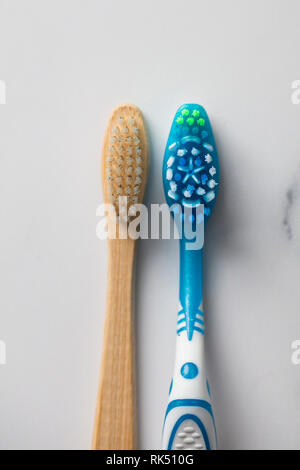 Eco bambou naturel et brosse à dents en plastique durable articles de plastique. Banque D'Images