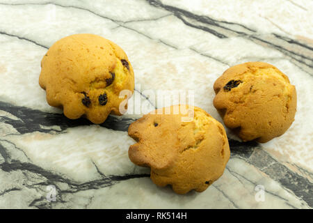 Quatre muffins sur la table raisins bean . Banque D'Images