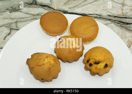 Maamoul , ou à mamoul - arabe cookies dates farcies à la noix de coco près de moule en bois sur table en bois vintage background image aux couleurs mise au point sélective . Banque D'Images