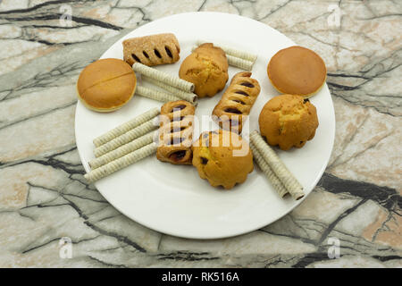 Gâteau macarons colorés, vue du dessus télévision jeter l'avion tomber sur macaron sucré couleur blanc fond isolé contenus concepts relevant d'abo motif macarons Banque D'Images