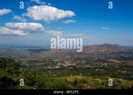 Plus de Zomba et donnent sur les montagnes de la plateau de Zomba, Malawi, Afrique Banque D'Images