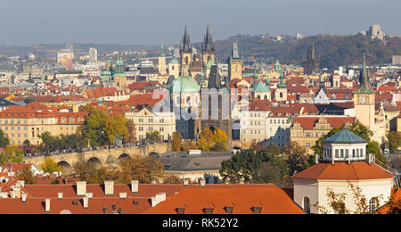 Prague - la ville avec le pont Charles et la vieille ville en lumière du soir. Banque D'Images