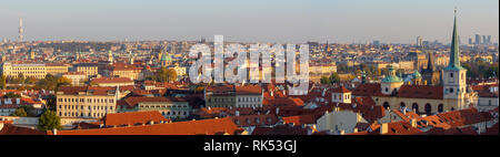 Prague - la ville, le pont Charles et l'église Saint-Thomas sur Mala Strana église dans la lumière du soir. Banque D'Images