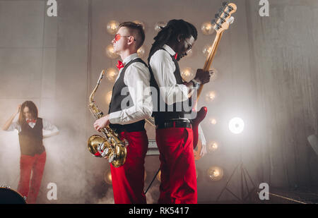 Deux hommes de talent et de répéter la musique au studio. faire de la musique. création d'art Banque D'Images