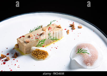 Terrine de foie gras sur une assiette blanche Banque D'Images