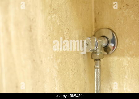 Une soupape qui interrompt l'approvisionnement en eau à une autre partie de l'installation sanitaire. Banque D'Images