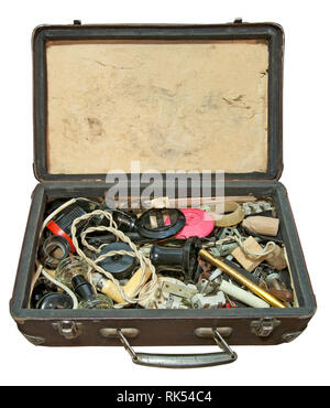 Valise sale et poussiéreux avec de vieux accessoires électriques isolé sur un fond blanc. Image Gros plan Banque D'Images