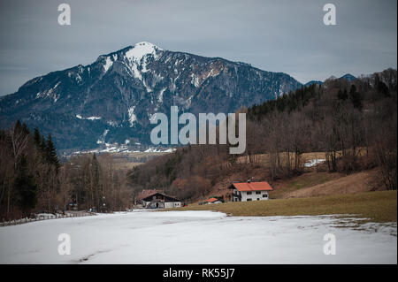 Vue sur les Alpes avec pelouse et maisons dans un petit village Banque D'Images