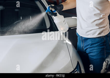 Close up photo recadrée. meilleure voiture cleaner spray de nettoyage voiture. naturel, meilleur produit d'esthétique automobile Banque D'Images
