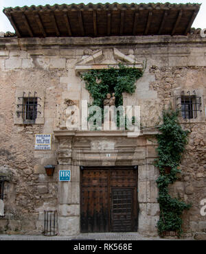 Cuenca, Espagne ; Février 2017 : façade de l'ancienne école de San Jose dans le centre historique de Cuenca Banque D'Images