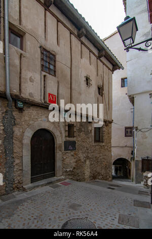 Cuenca, Espagne ; Février 2017 : passage entre de vieilles maisons dans le centre historique de Cuenca. Traduction de l'étiquette : "Christ du passage' Banque D'Images