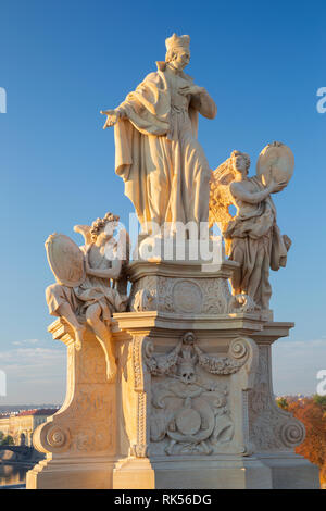 Prague - La Statue baroque de François Borgia sur le pont Charles par Ferdinand Brokoff (1710). Banque D'Images