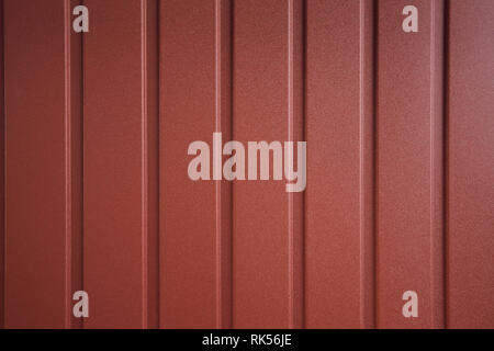 Récipient sans motif. Clôture en aluminium. Plaque murale en acier galvanisé. Panneau profilé en métal ondulé. Rivets en métal. Arrière-plan de revêtement métallique rouge Banque D'Images