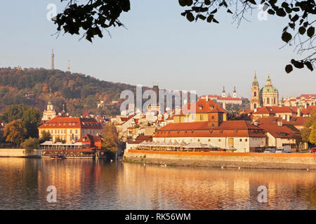 Prague - L'église Saint-Nicolas à Mala Strana et le monastère de Strahov dans l'arrière-plan en matinée. Banque D'Images